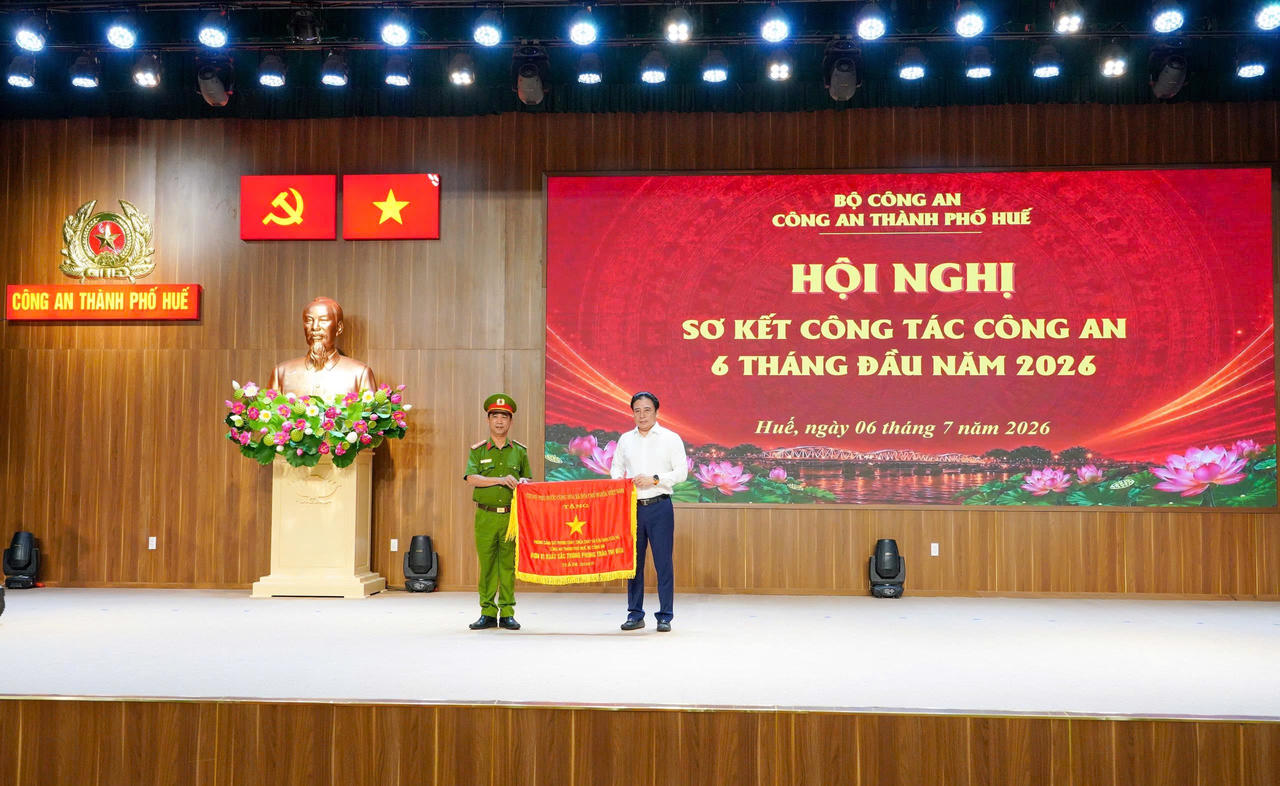 Chủ tịch UBND TP Huế trao Cờ thi đua của Chính phủ cho Phòng Cảnh sát PCCC và CNCH.