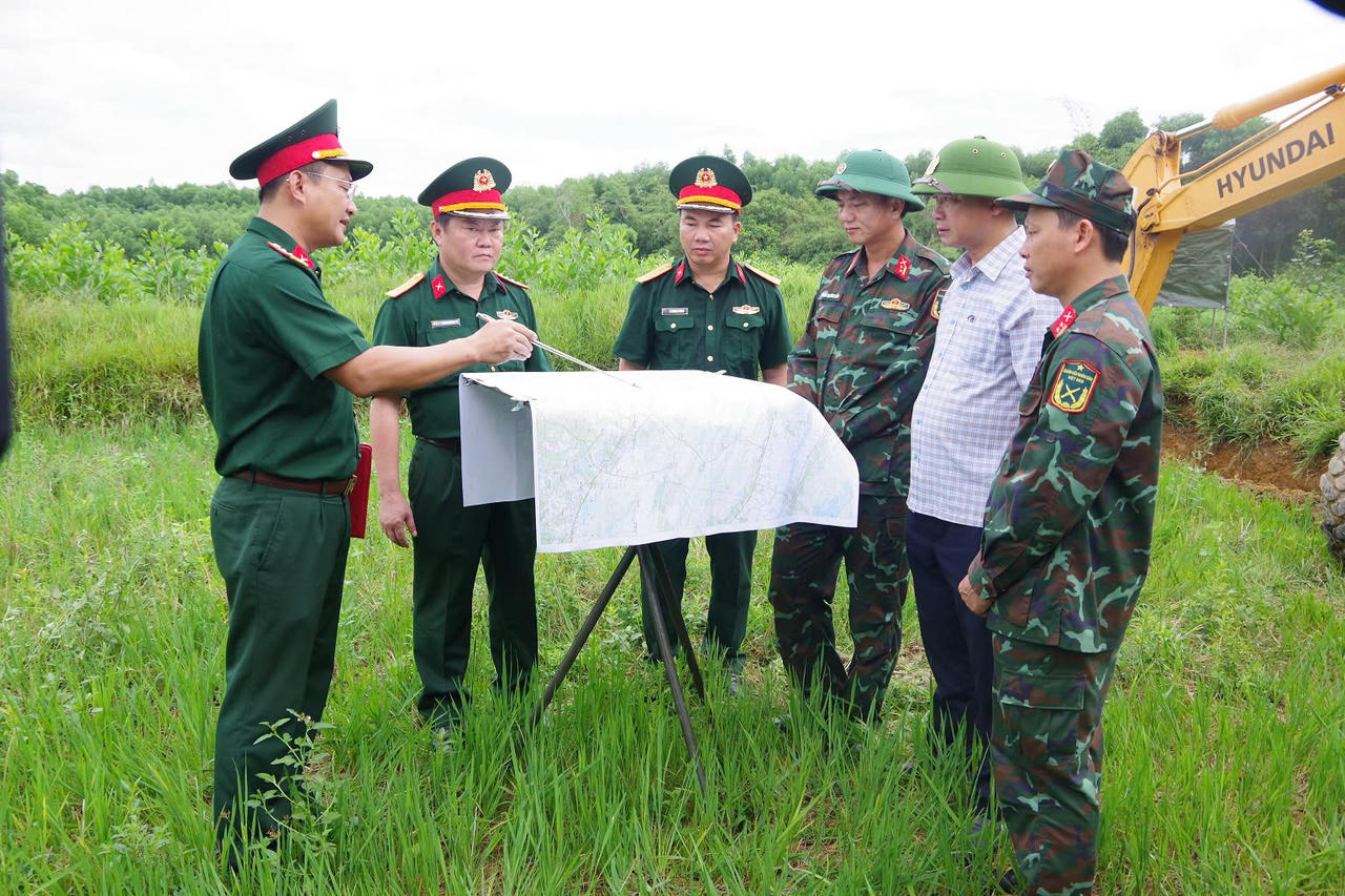Đoàn công tác Bộ CHQS tỉnh Quảng Trị khảo sát thực địa, chuẩn bị triển khai công tác tìm kiếm, quy tập hài cốt liệt sĩ tại khu vực Câu Nhi, xã Nam Hải Lăng.