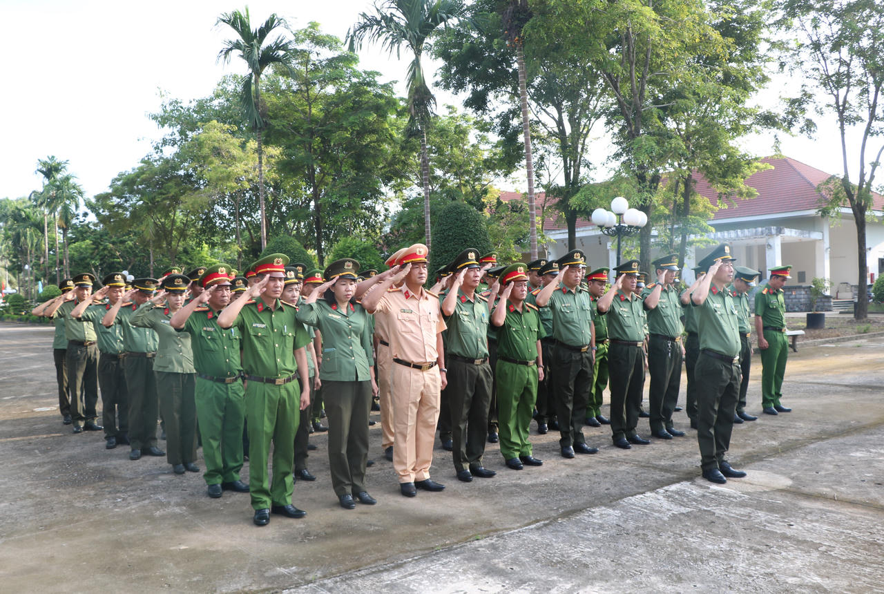 Toàn cảnh lễ dâng hương, dâng hoa tại Đài tưởng niệm các anh hùng liệt sĩ