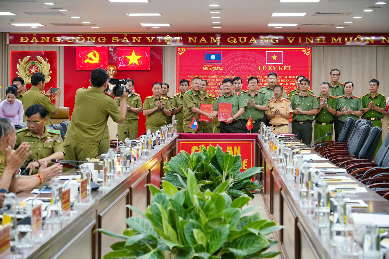 Giám đốc Công an thành phố Huế và đồng chí Giám đốc Công an tỉnh Sanlavan ký kết Biên bản ghi nhớ hợp tác bảo đảm an ninh, trật tự giai đoạn 2026 - 2030.