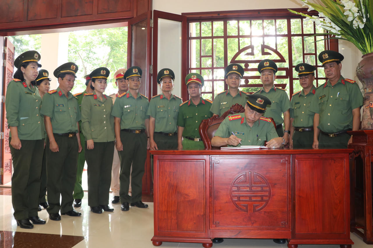 Công an tỉnh An Giang dâng hương tưởng niệm nhân kỷ niệm 80 năm Ngày truyền thống lực lượng An ninh nhân dân

