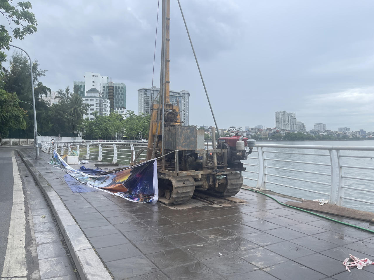 Máy khoan khảo sát địa chất được lắp đặt tại tuyến đường ven Hồ Tây, phục vụ đánh giá điều kiện nền đất khu vực dự kiến đầu tư.