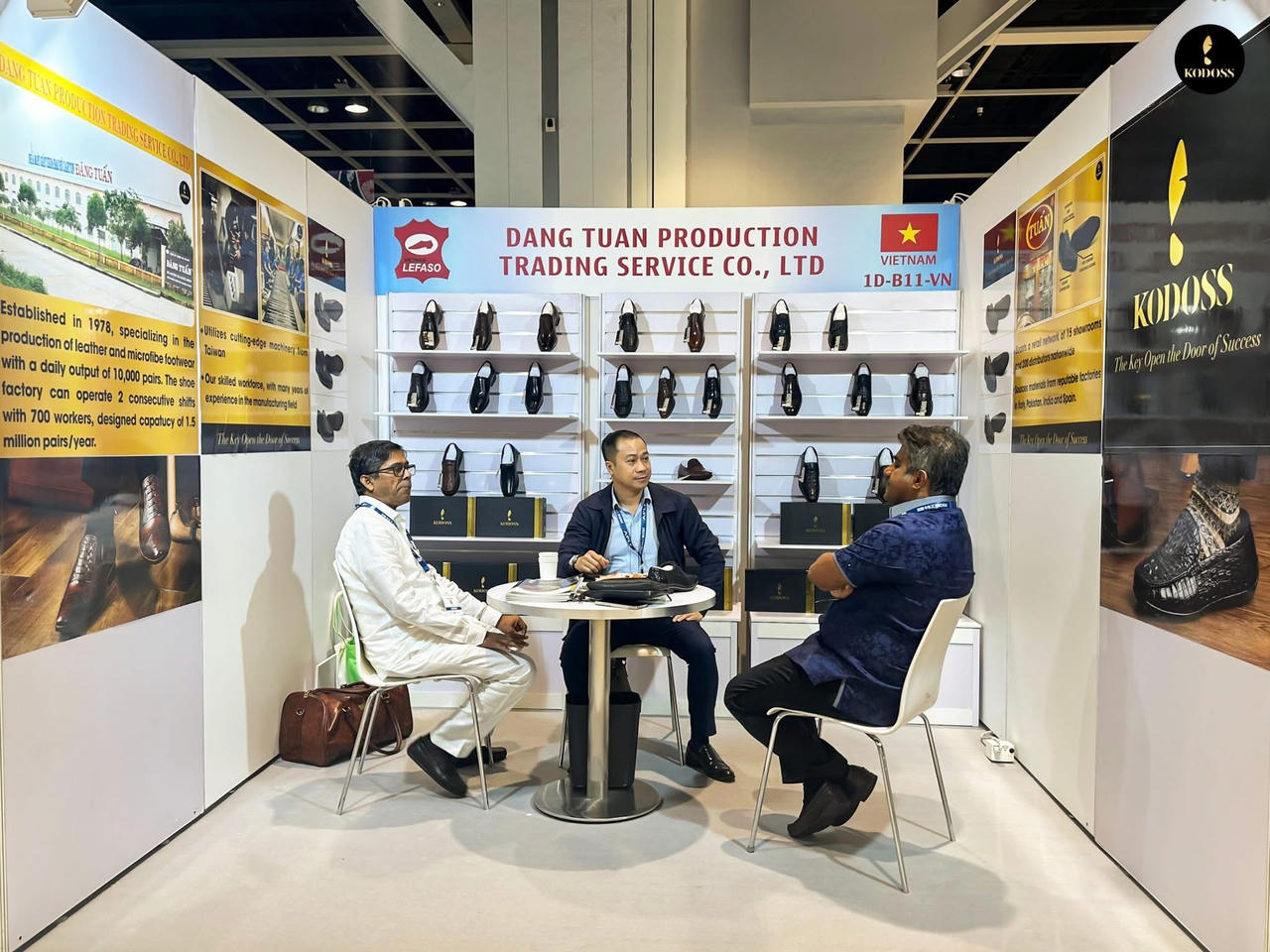 Ông Nguyễn Đăng Huy, Giám đốc Công ty Đăng Tuấn trao đổi với khách tham quan về các dòng sản phẩm của doanh nghiệp tại triển lãm.