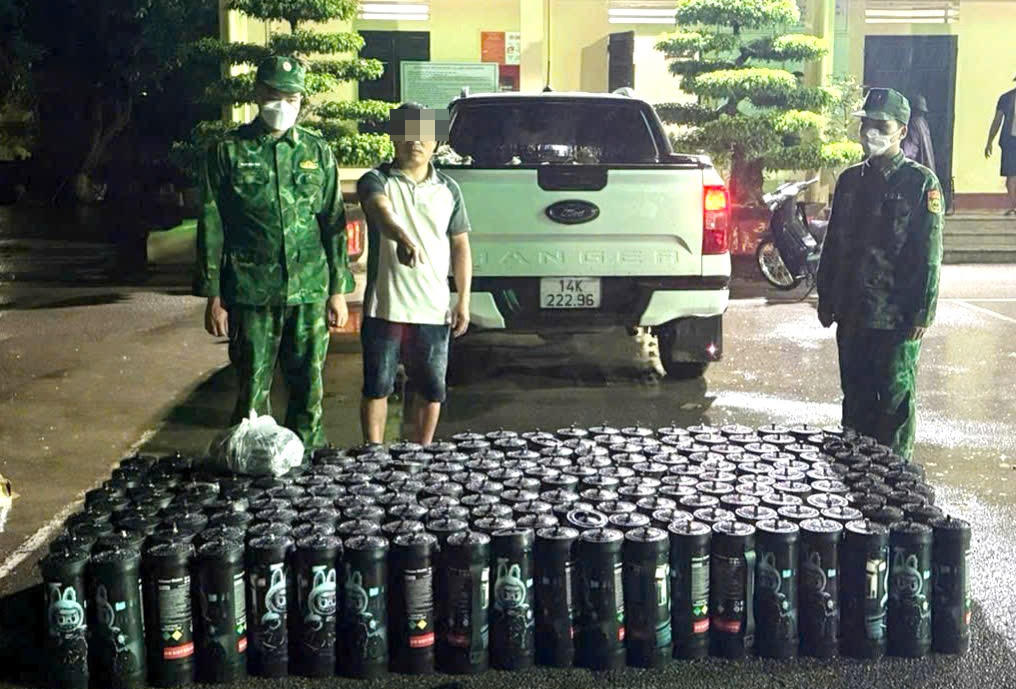 Phát hiện đối tượng chở 200 bình nghi chứa khí cười ở Quảng Ninh 