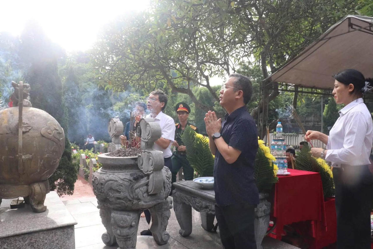 Lãnh đạo phường Lào Cai dâng hương tưởng niệm các Anh hùng liệt sĩ