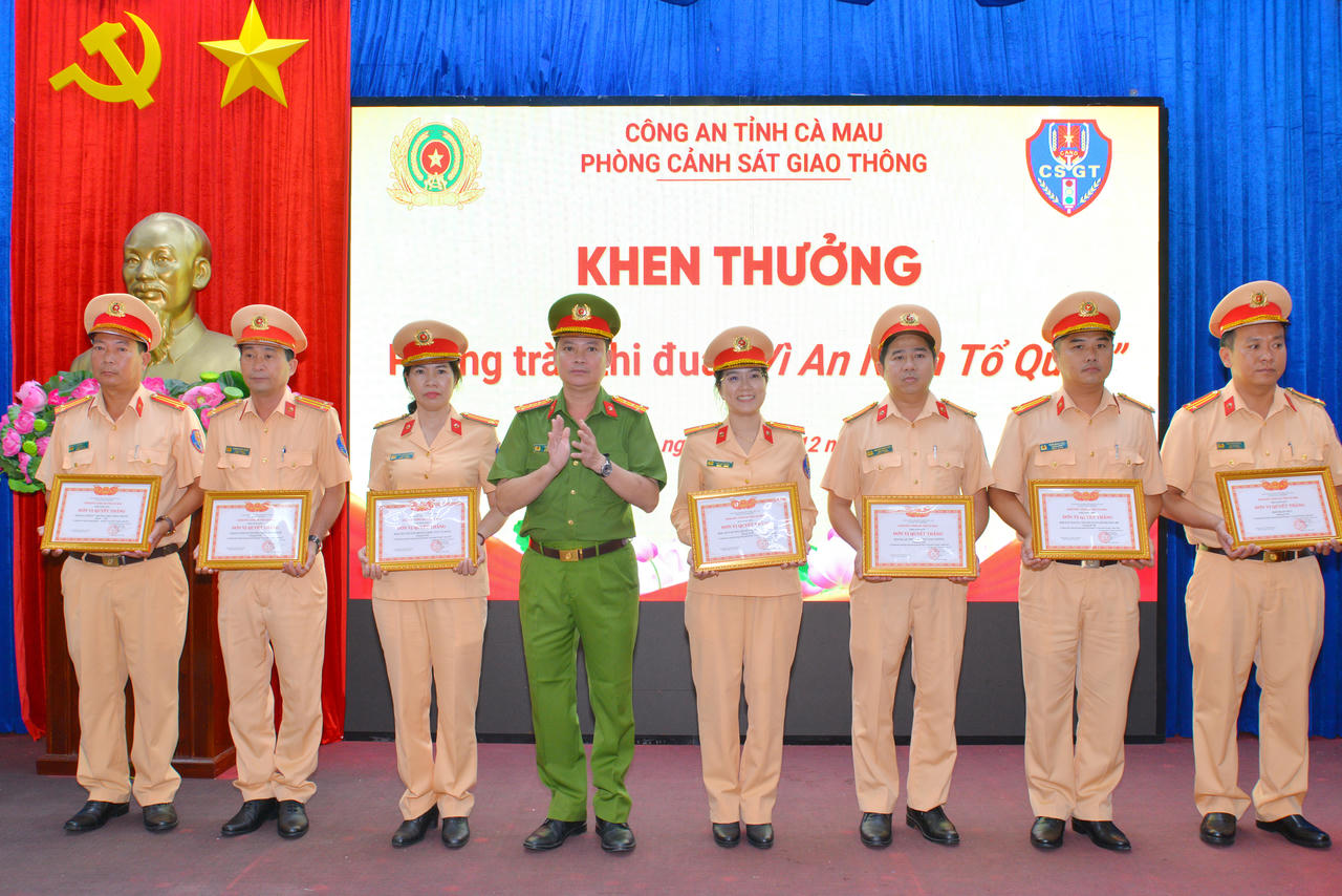 Đại tá Trần Văn Thi - Ủy viên Ban Thường vụ Đảng ủy, Phó Giám đốc Công an tỉnh trao danh hiệu "Đơn vị Quyết thắng" cho các tập thể thuộc Phòng CSGT.