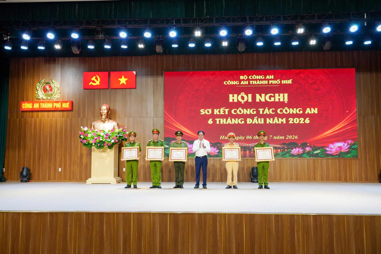 Chủ tịch UBND TP Huế trao Bằng khen của Thủ tướng Chính phủ cho 4 tập thể, 1 cá nhân.