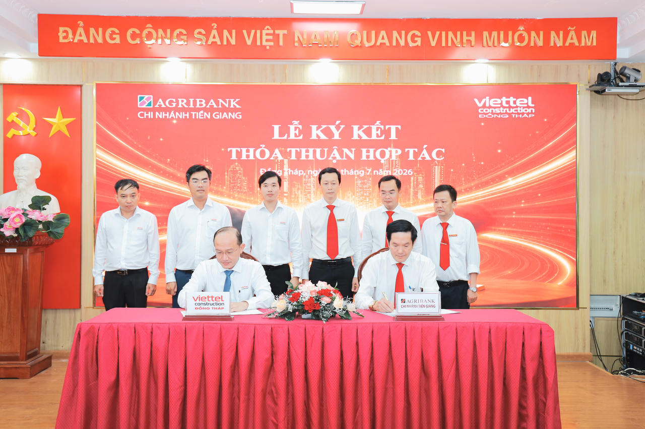 Giám đốc Agribank chi nhánh Tiền Giang Trương Văn Đoàn và Giám đốc Chi nhánh VCC Đồng Tháp Lê Văn Thơ ký kết Thỏa thuận hợp tác.