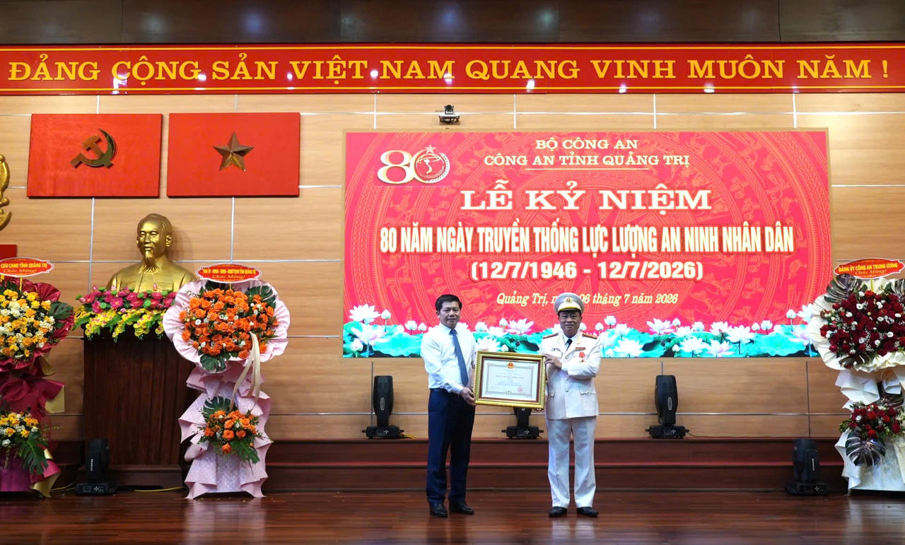 Thừa uỷ quyền, Phó Bí thư Thường trực Tỉnh ủy, Trưởng đoàn ĐBQH tỉnh Quảng Trị Trần Vũ Khiêm trao Huân chương Chiến công hạng Nhì của Chủ tịch nước cho Đại tá Lê Văn Hóa, Phó Giám đốc Công an tỉnh Quảng Trị.