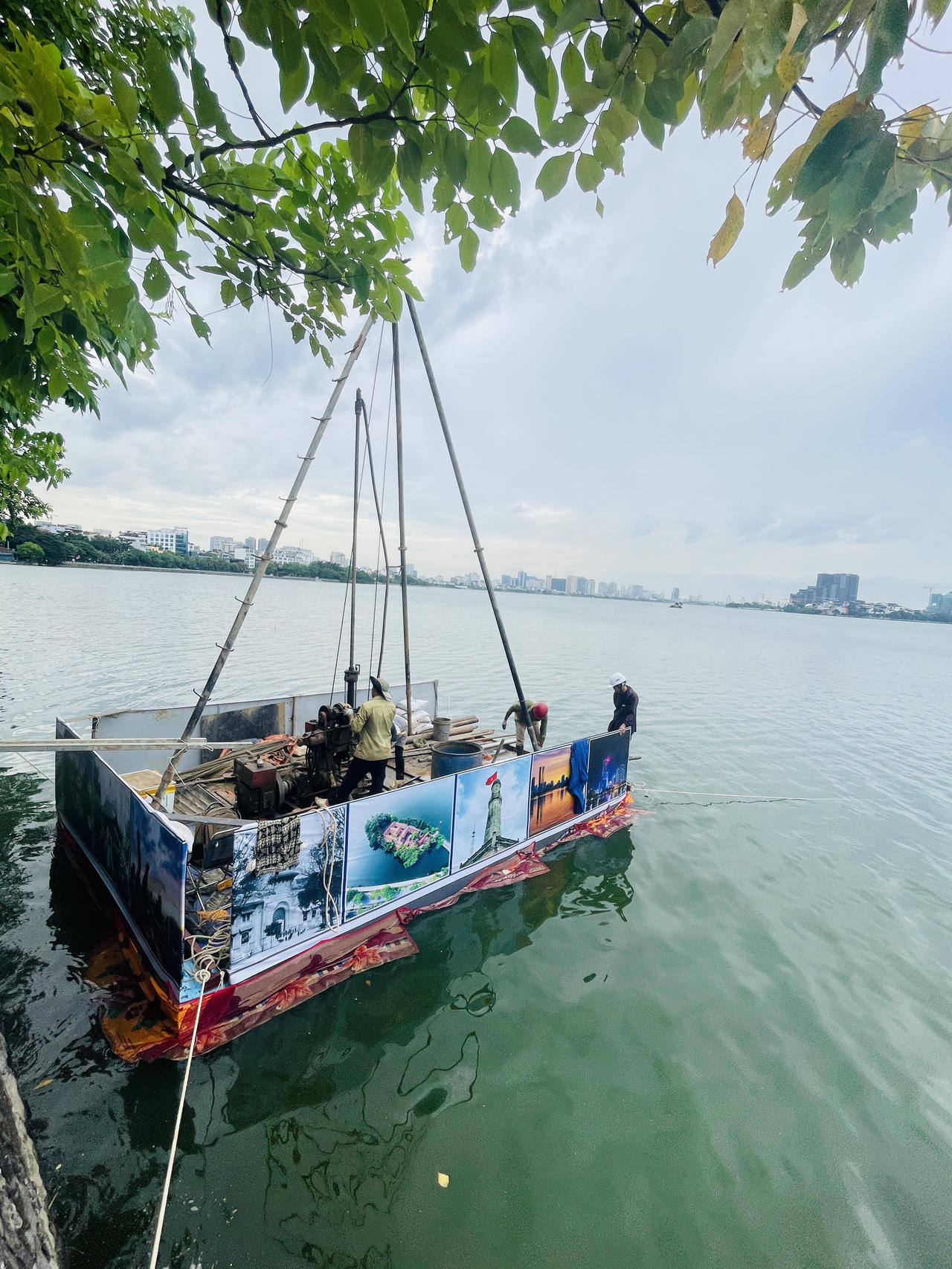 Bè nổi phục vụ khoan khảo sát địa chất, thủy văn được bố trí trên Hồ Tây để thu thập số liệu phục vụ lập Báo cáo nghiên cứu khả thi dự án - tại vị trí trên đường Nguyễn Đình Thi, phường Tây Hồ.