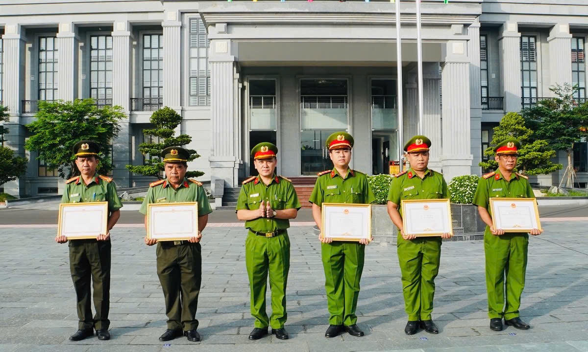 Đại tá Lê Trung Ái trao Bằng khen cho các tập thể, cá nhân có thành tích xuất sắc trong phòng, chống tội phạm.