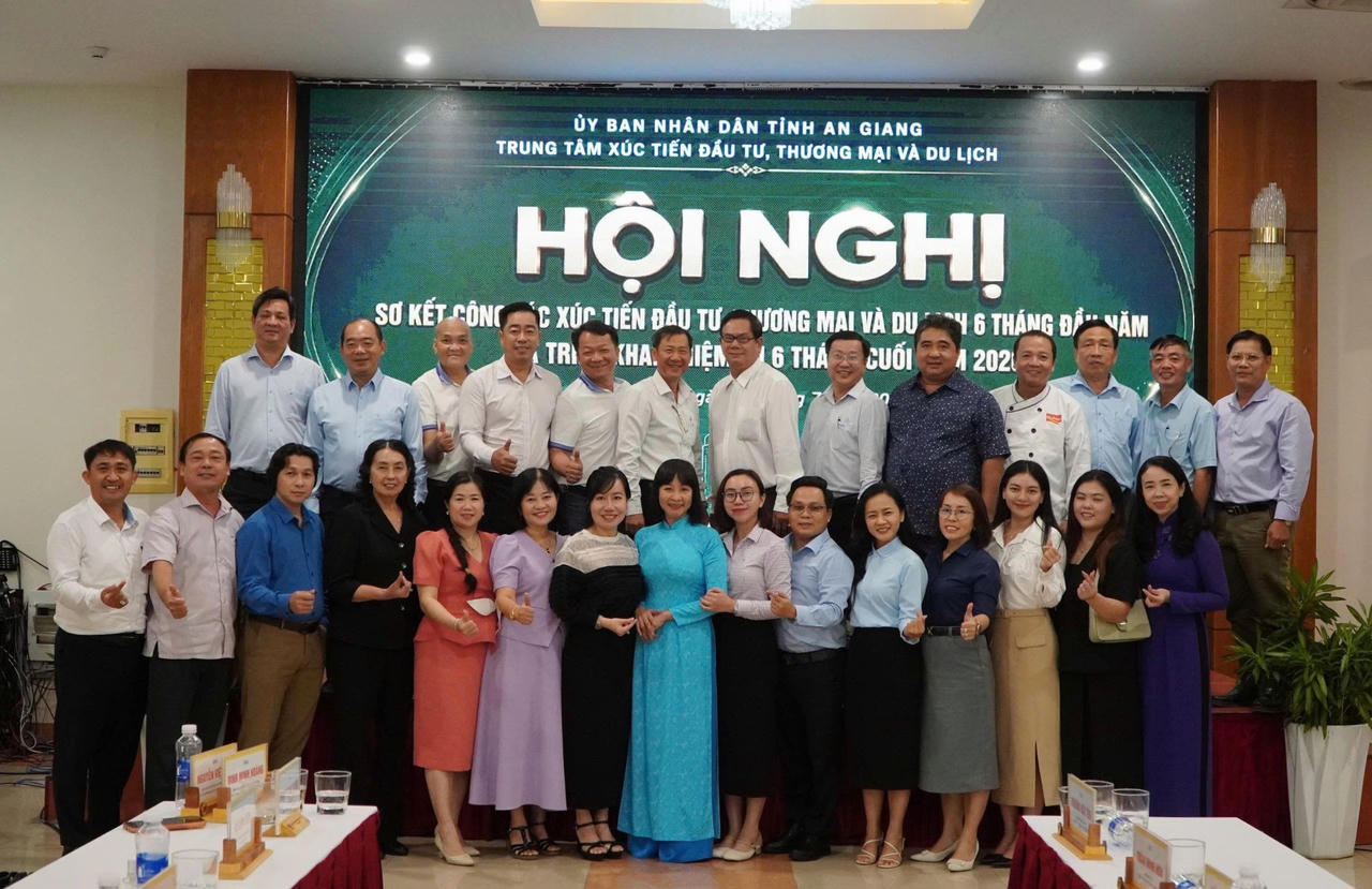 Các đại biểu chụp ảnh lưu niệm
