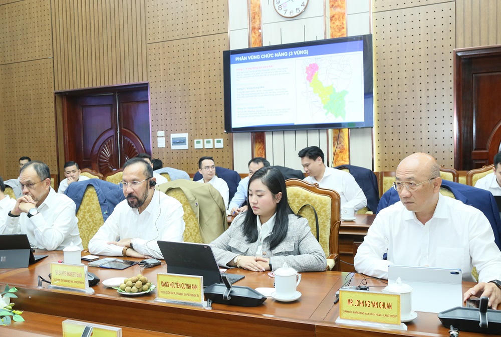 Đại diện Công ty Cổ phần Tập đoàn Đầu tư và Phát triển Hưng Yên và Tập đoàn Jland Group phát biểu tại buổi làm việc.