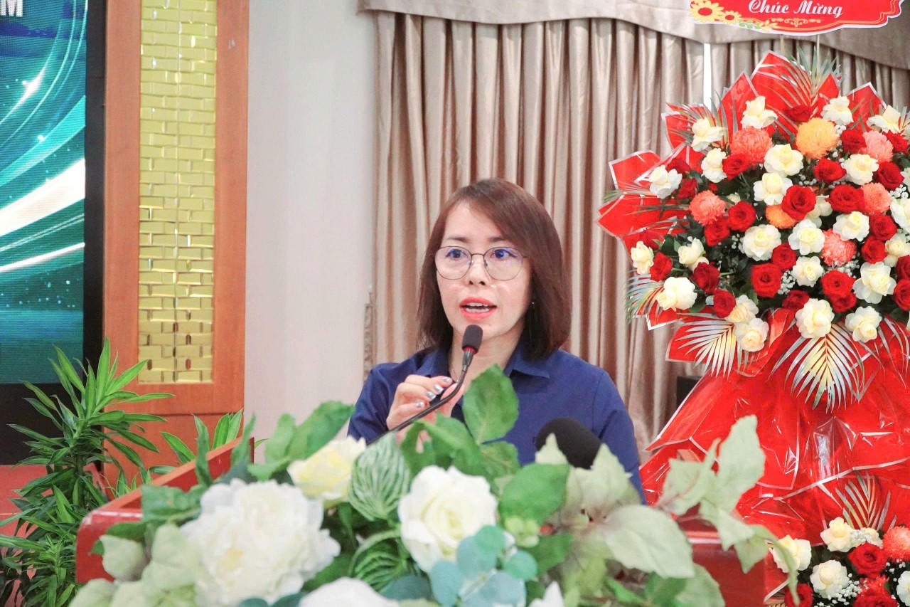 Bà Vũ Thị Diễm Thúy, Phó Chủ tịch Hiệp hội Du lịch An Giang, Chủ tịch Chi hội Du lịch đặc khu Kiên Hải phát biểu tại hội nghị