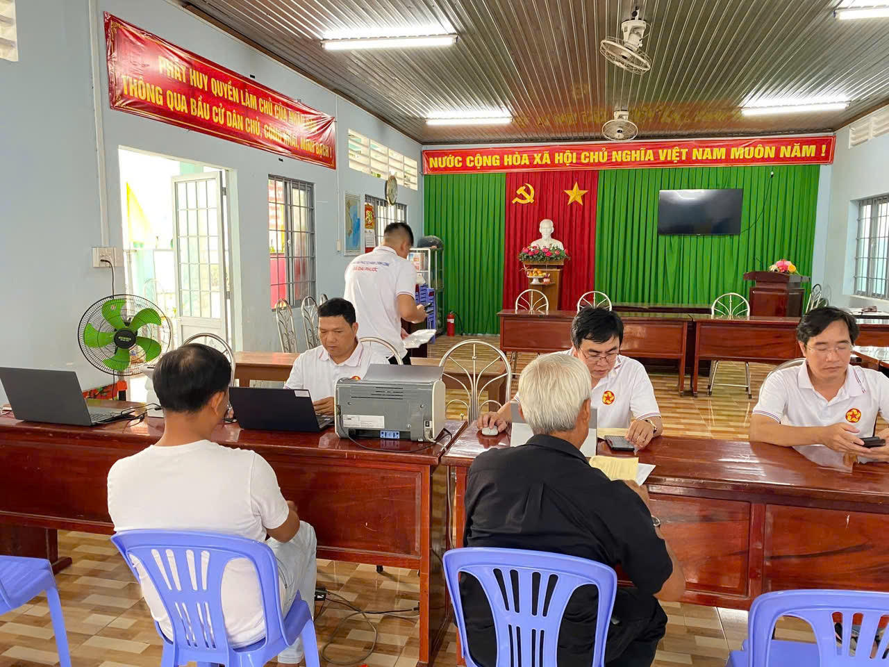Trung tâm Phục vụ hành chính công xã Đại Phước thực hiện mô hình “Giờ vàng thứ bảy, hành chính không khoảng cách” tại ấp 2.