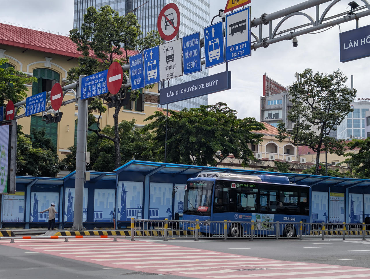 100% xe buýt, taxi sẽ được sử dụng năng lượng sạch; chất lượng môi trường không khí được cải thiện qua từng năm...