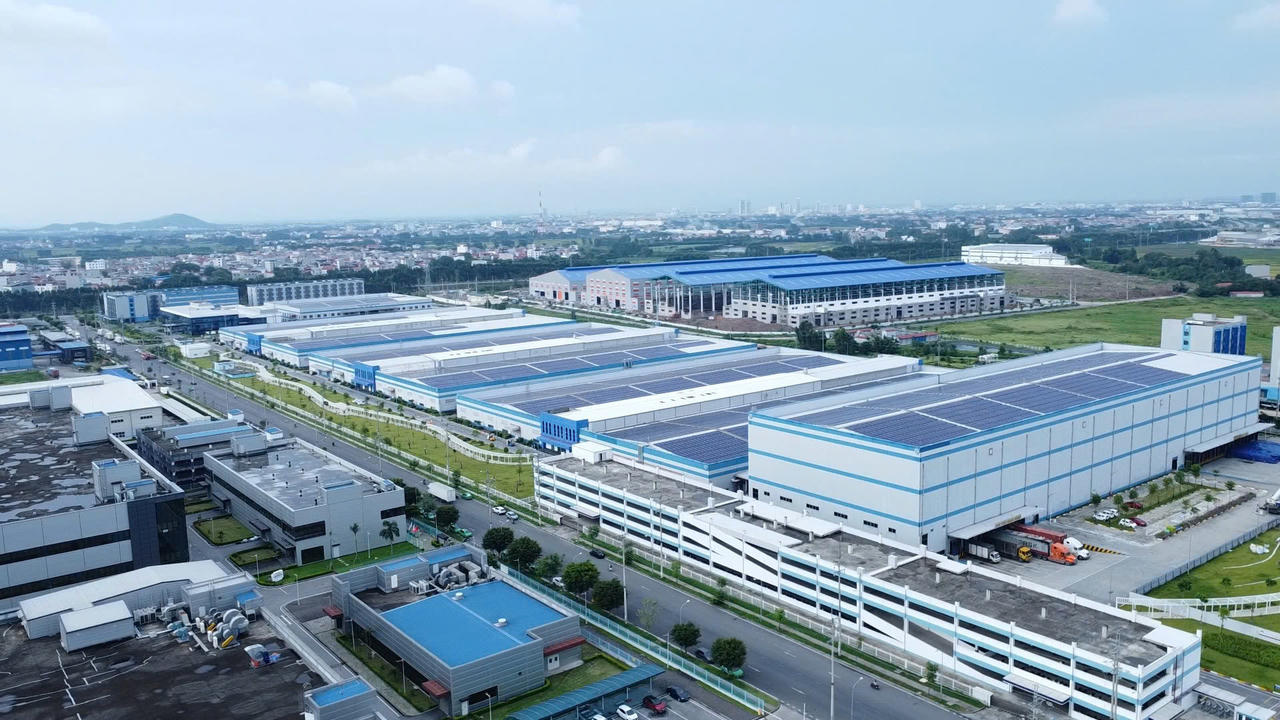 Công nghiệp tiếp tục là "xương sống" của nền kinh tế khi khu vực công nghiệp - xây dựng tăng 12,55%, trong đó riêng ngành công nghiệp tăng 12,73%.