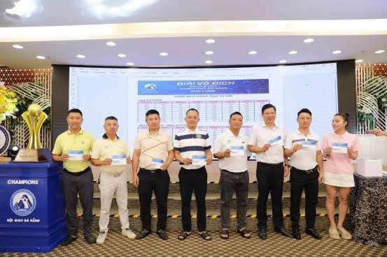 Đại diện 8 câu lạc bộ golf tham gia bốc thăm bảng đấu cho đội mình.