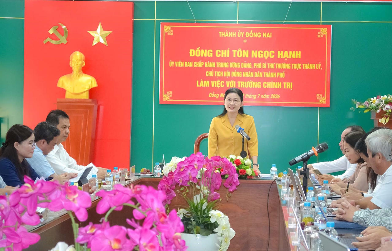 Phó Bí thư Thường trực Thành ủy Tôn Ngọc Hạnh làm việc với Trường Chính trị thành phố Đồng Nai ngày 7/7.