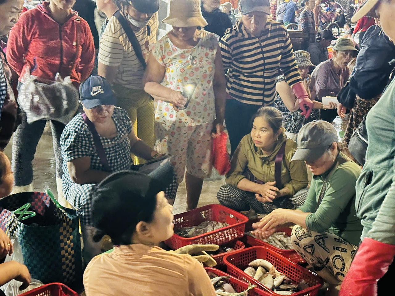 Dù thức khuya, dậy sớm, nhiều tiểu thương vẫn gắn bó với nghề bởi đây là nguồn thu nhập chính của gia đình.