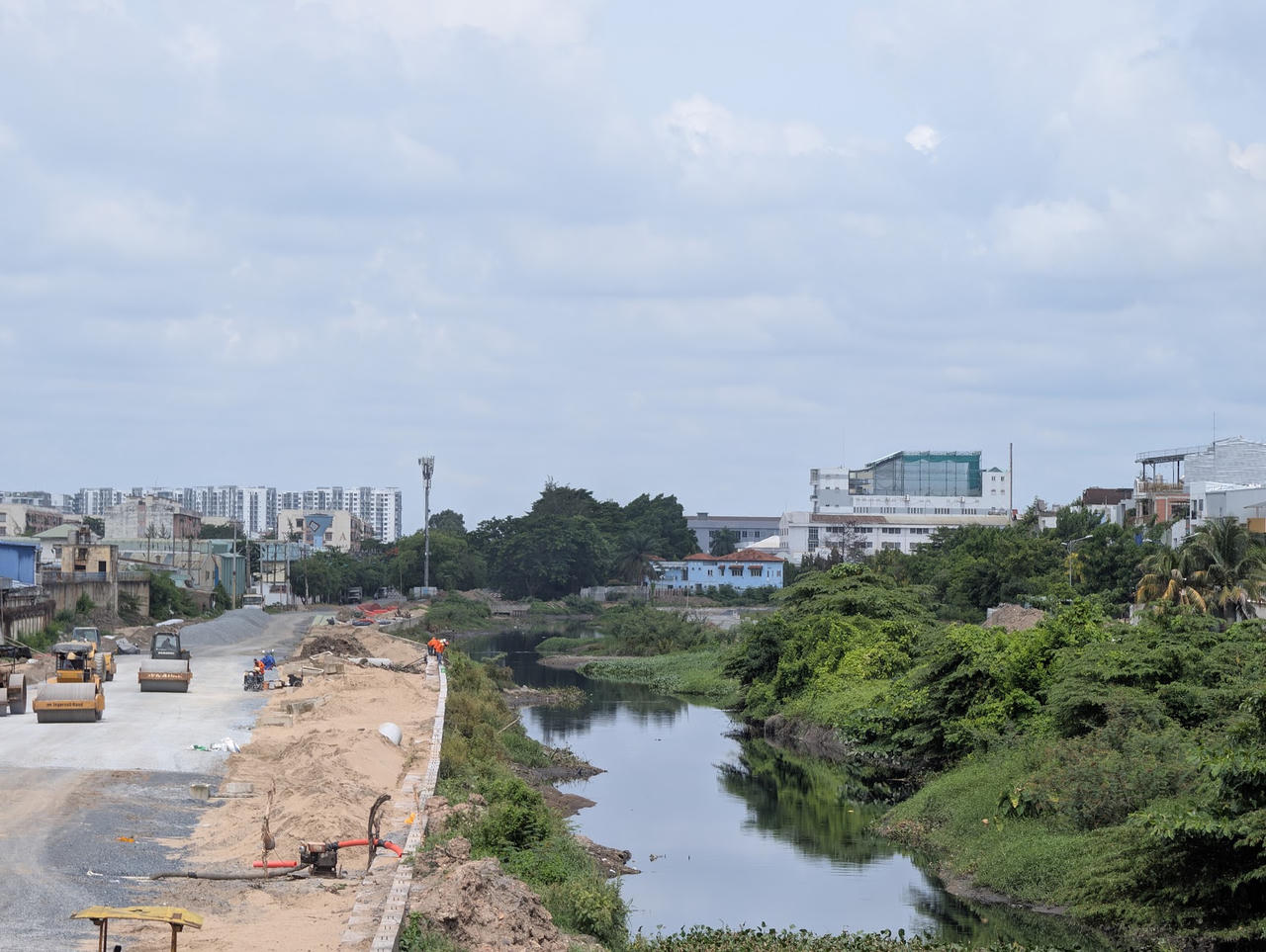 Thành phố ưu tiên bố trí mảng xanh dọc các trục giao thông lớn và hành lang những tuyến kênh rạch đang cải tạo như Tham Lương - Bến Cát hay rạch Xuyên Tâm...