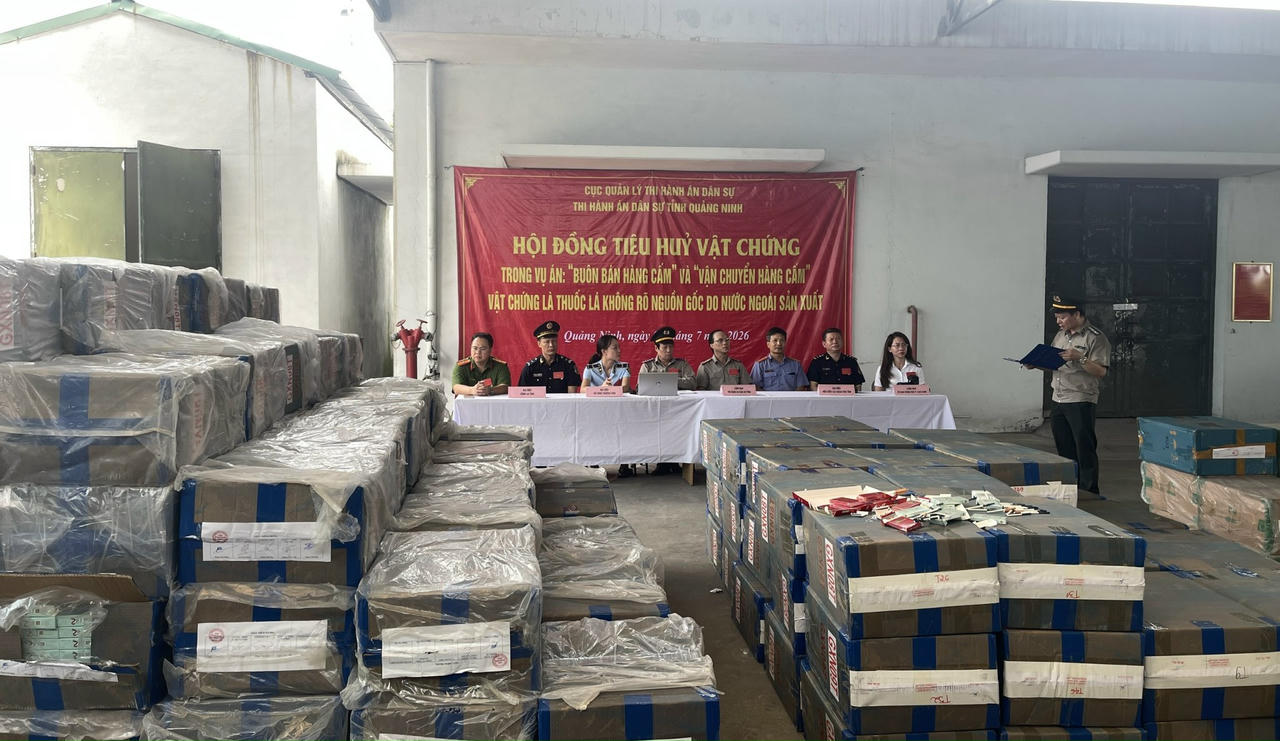 Quang cảnh buổi tiêu hủy vật chứng.