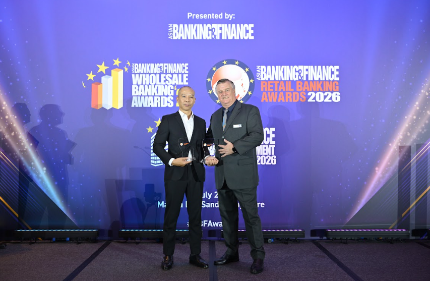 Ông Phạm Trần Long, Phó Tổng giám đốc F88, nhận hai giải thưởng từ ông Nick
Atkinson, The Asian Banking & Finance, vào ngày 3/7/2026 tại Singapore.
