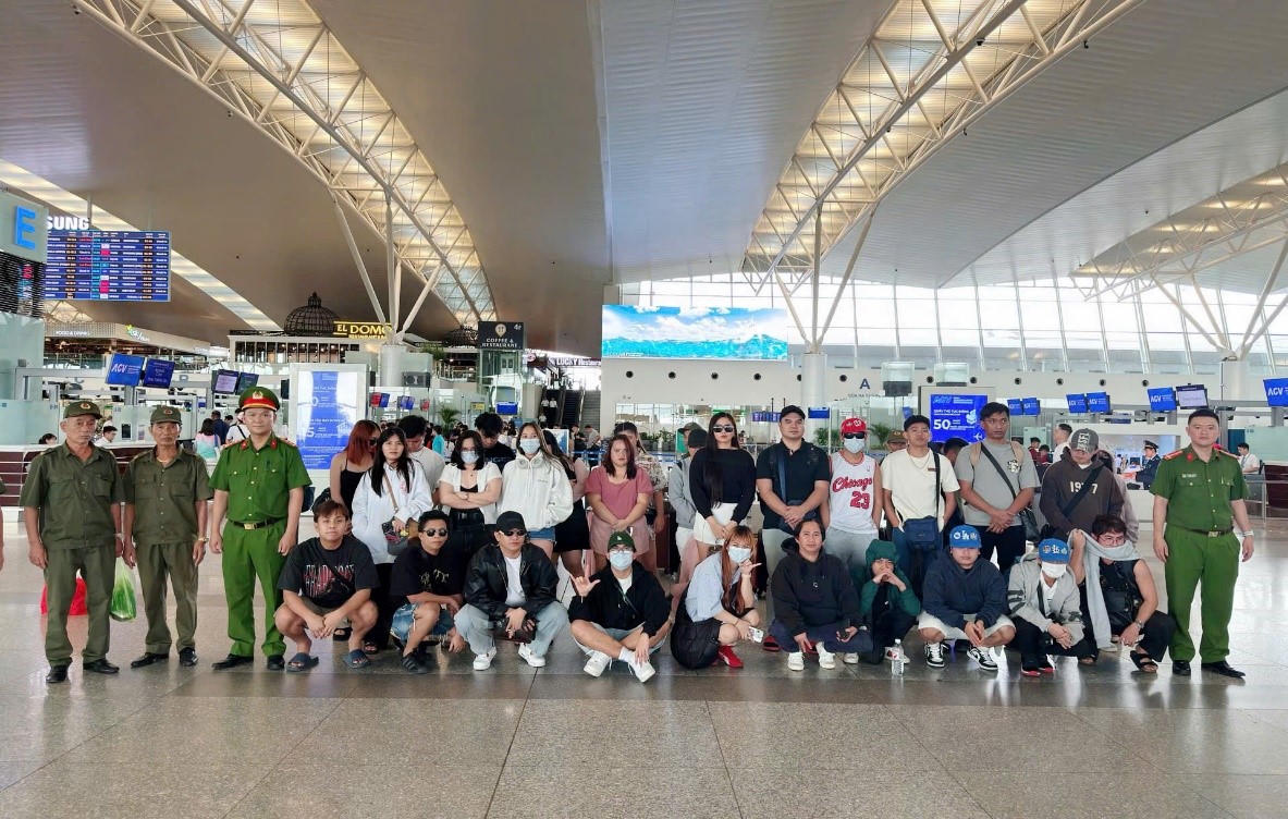 Giải cứu 34 người nước ngo&agrave;i mắc bẫy "việc nhẹ lương cao"