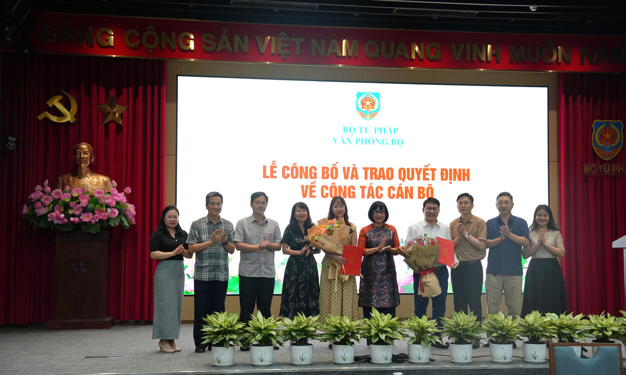 Thứ trưởng Đặng Hoàng Oanh và đại diện các đơn vị thuộc Bộ tặng hoa chúc mừng các công chức vừa được bổ nhiệm.
