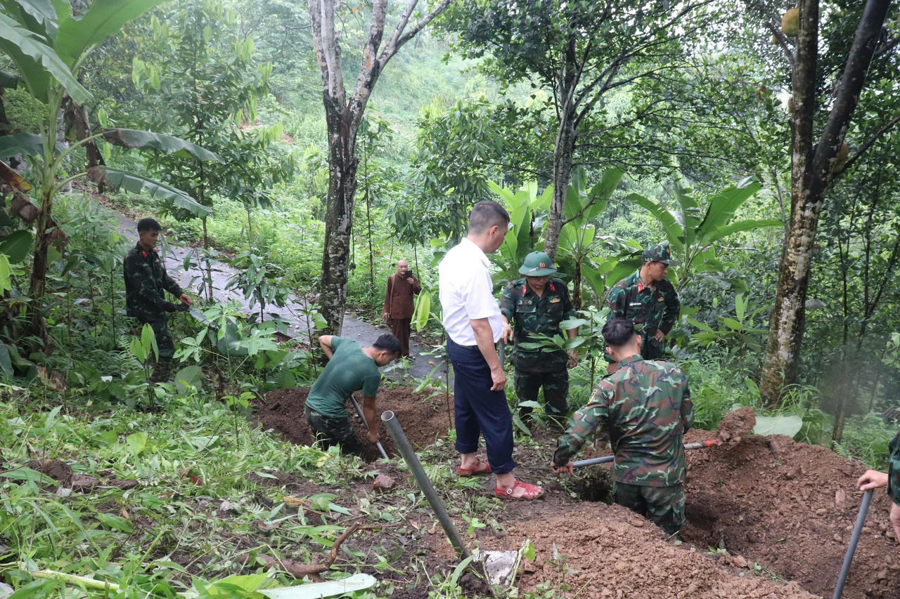 Các lực lượng chức năng phối hợp thực hiện nhiệm vụ tìm kiếm, quy tập hài cốt liệt sĩ, với tinh thần trách nhiệm và sự tri ân sâu sắc đối với những người đã hy sinh vì Tổ quốc.