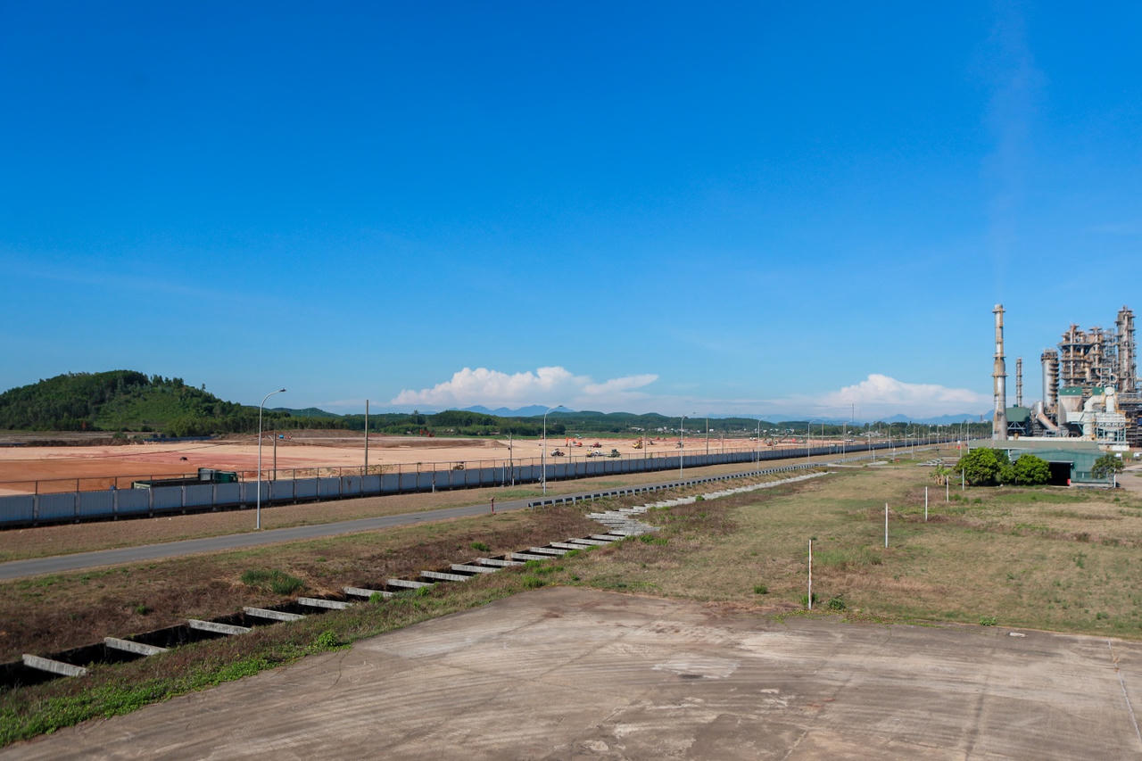 Khu vực san lấp mặt bằng nằm cạnh Nhà máy lọc dầu Dung Quất.