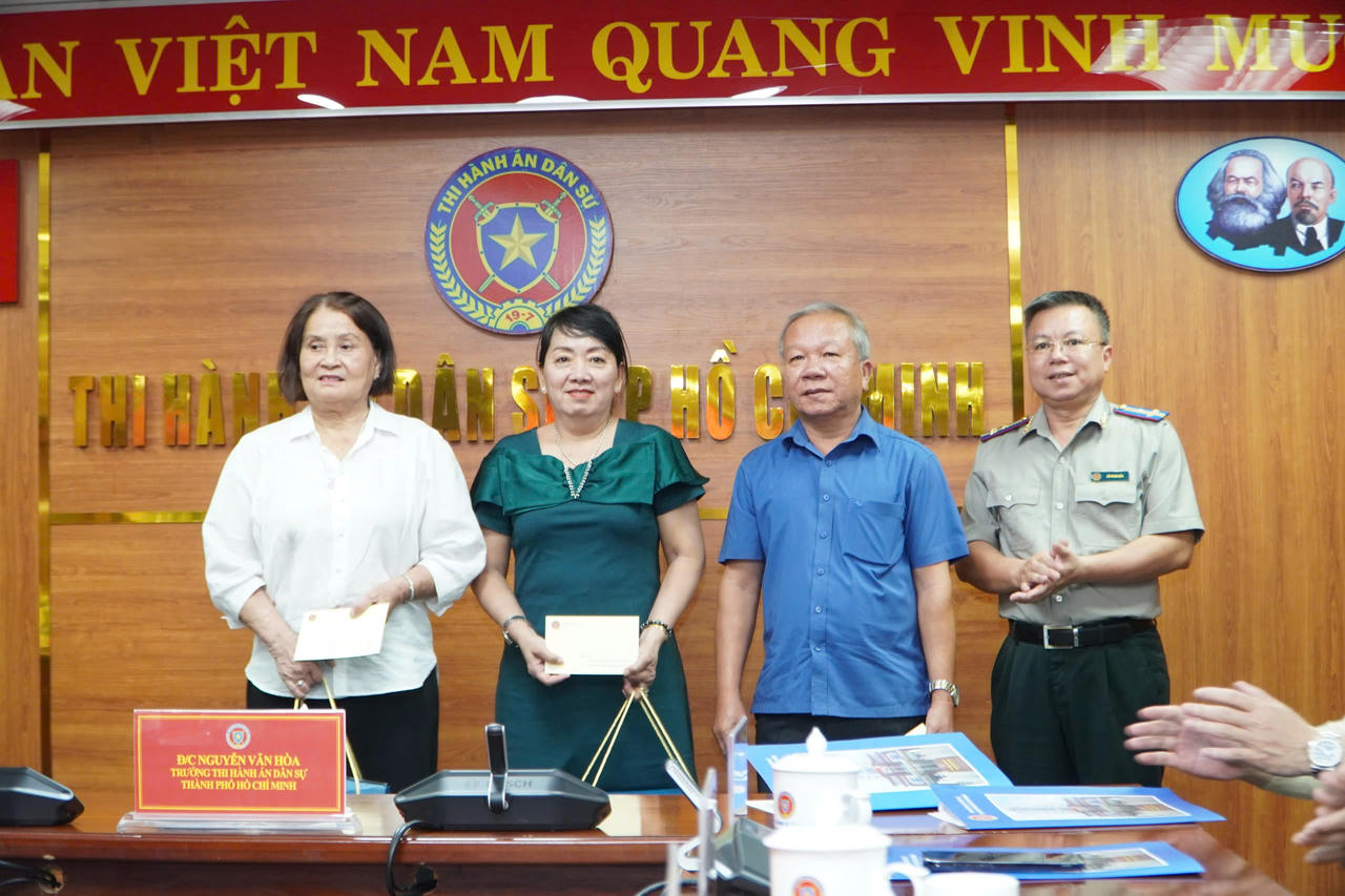 Lãnh đạo Thi hành án dân sự Thành phố Hồ Chí Minh trao quà tri ân.