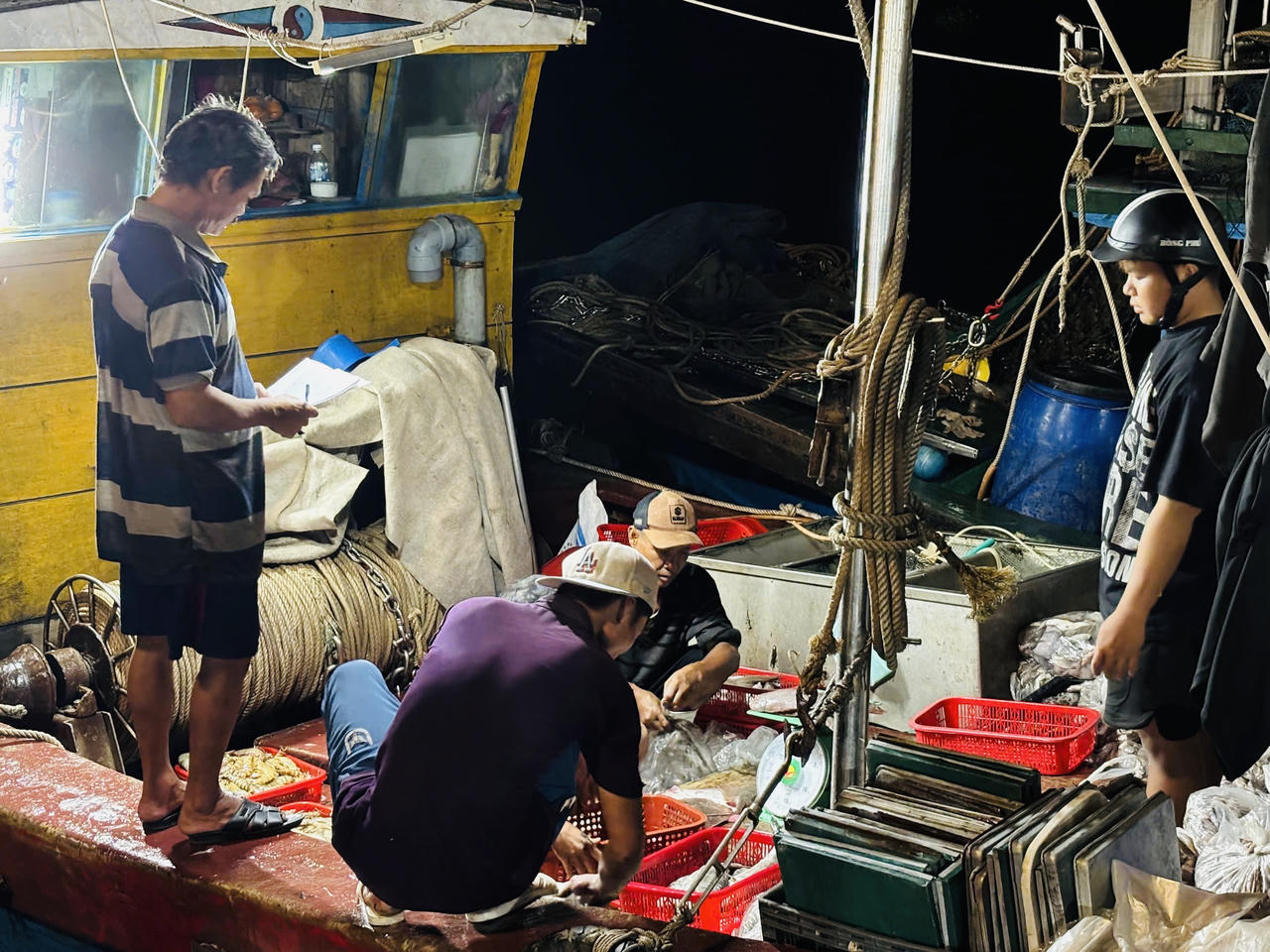 Mỗi mẻ hải sản cập bến là thành quả của nhiều ngày vươn khơi bám biển của ngư dân.