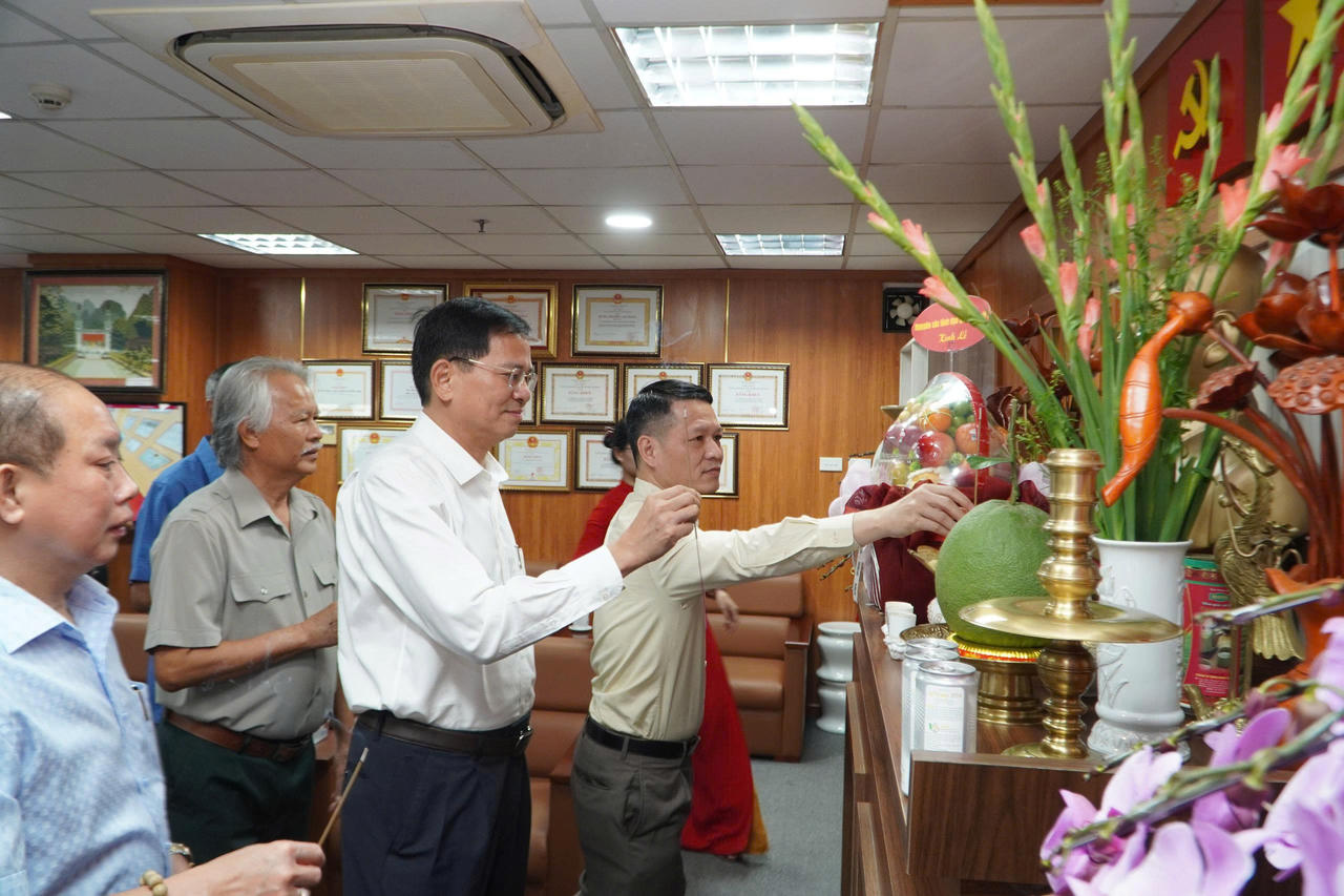 Các đại biểu dâng hương tại Phòng Truyền thống.