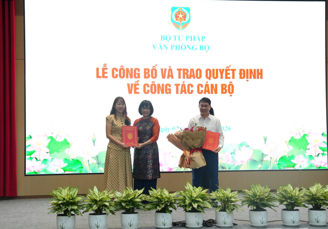 Thứ trưởng Đặng Hoàng Oanh trao quyết định và tặng hoa cho các cán bộ vừa được điều động, bổ nhiệm công chức lãnh đạo.