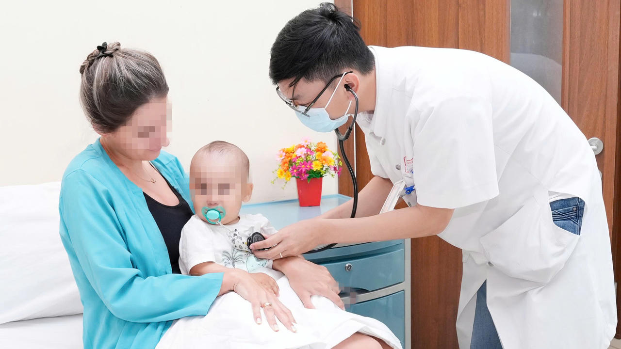 Bệnh nhi người Kazakhstan được cấp cứu thành công sau khi nuốt dị vật nguy hiểm