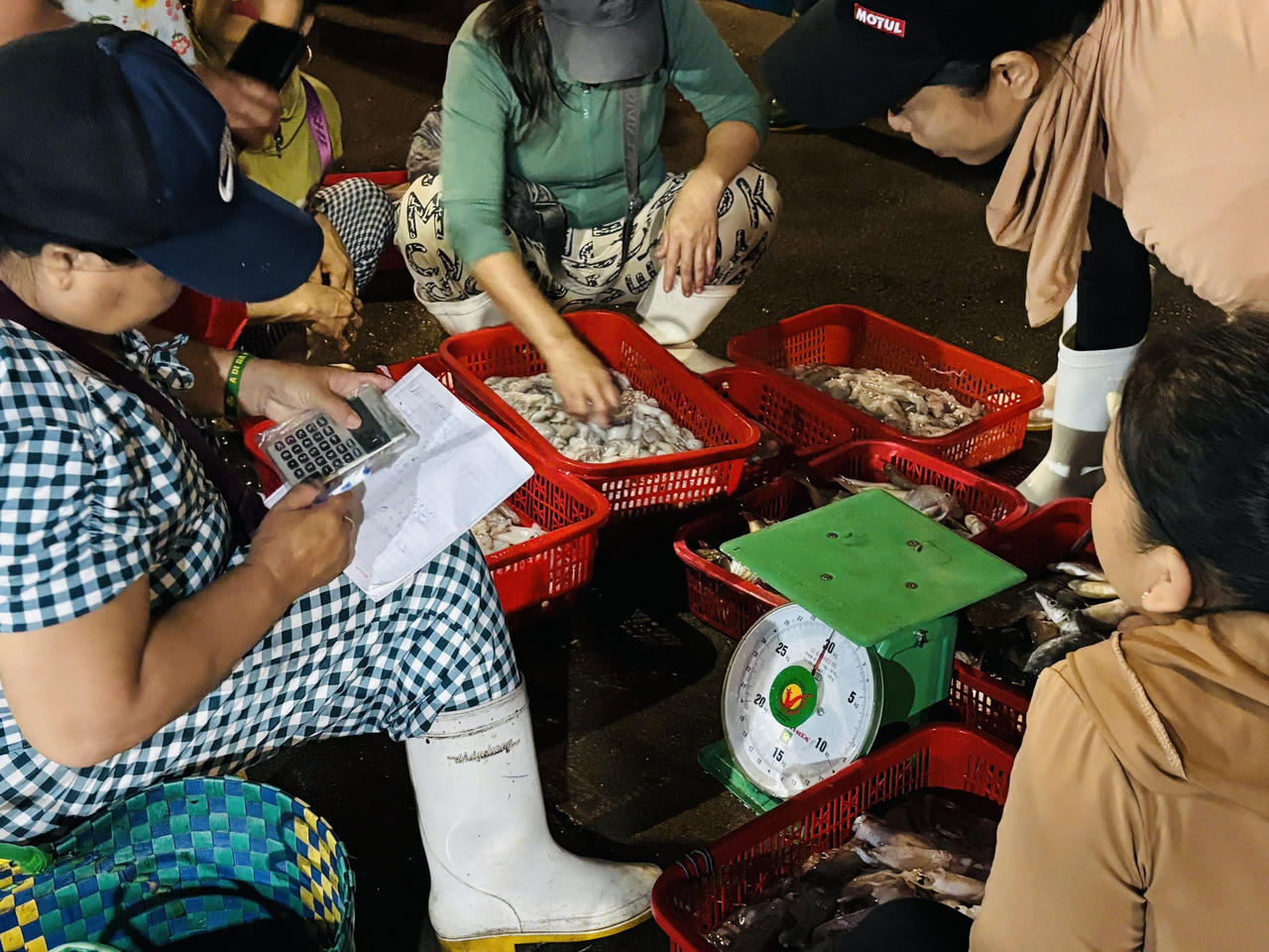 Không khí mua bán hải sản diễn ra tấp nập khi tàu cập cảng.