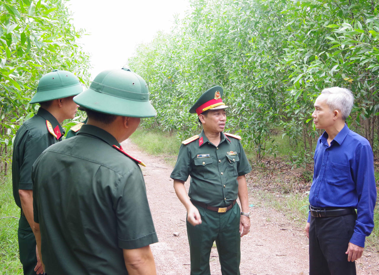Đại tá Hà Văn Ái trao đổi với lãnh đạo cấp uỷ chính quyền địa phương.