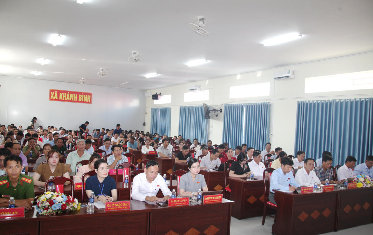 Đại biểu và đông đảo cử tri xã Khánh Bình tham dự Hội nghị.