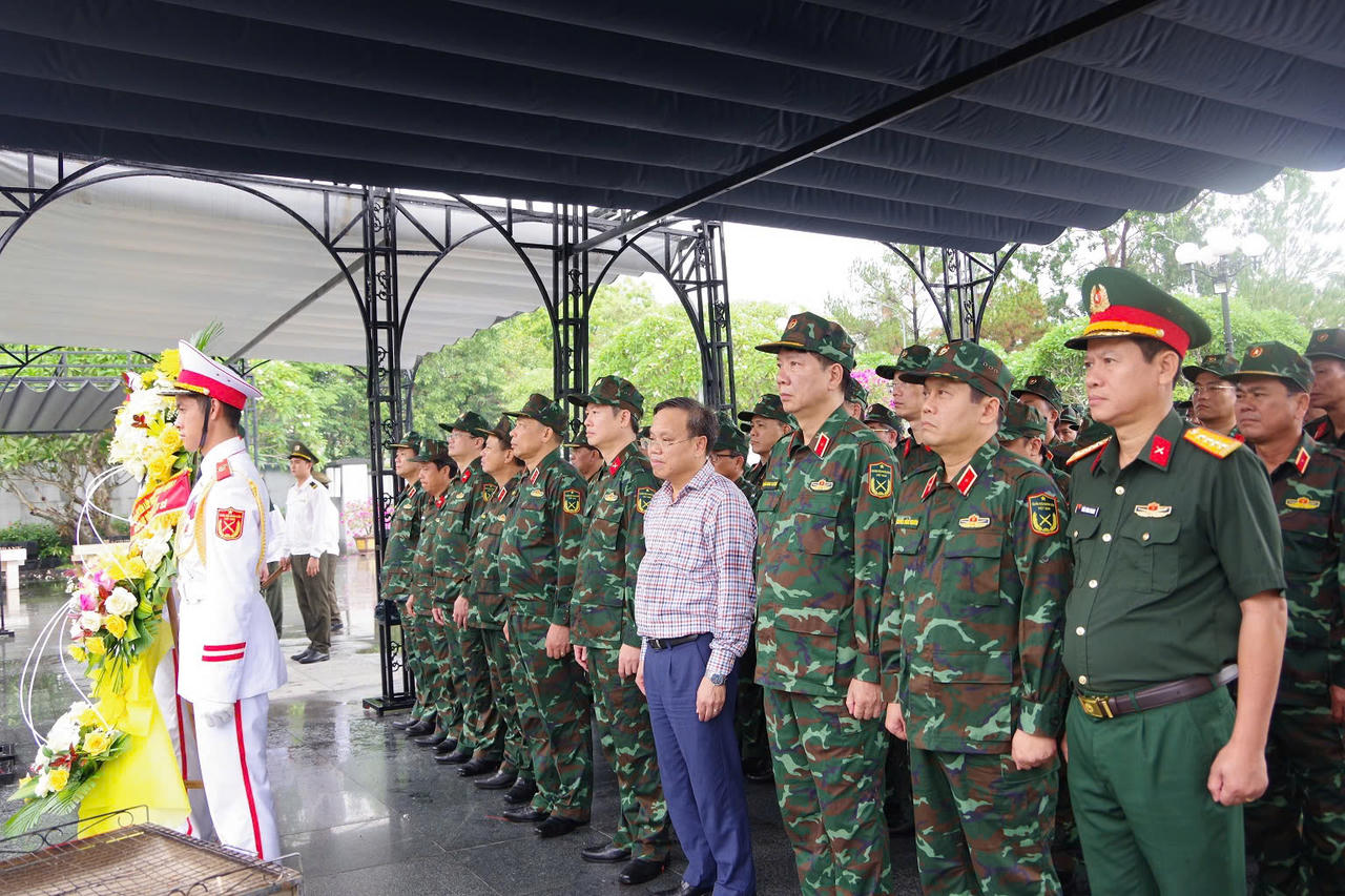 Học viện Quốc phòng tri ân Anh hùng liệt sĩ, tặng quà trị giá hơn 400 triệu đồng tại Quảng Trị