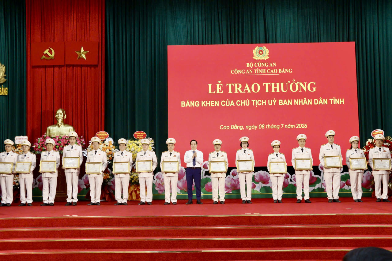Chủ tịch UBND tỉnh Cao Bằng tặng Bằng khen cho các tập thể, cá nhân lực lượng An ninh Nhân dân - Công an Cao Bằng. (Ảnh: Thanh Tùng)