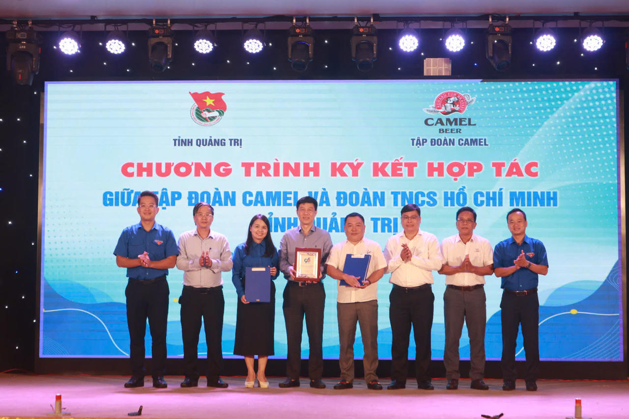 Lãnh đạo Tỉnh đoàn Quảng Trị và Tập đoàn Bia CAMEL chụp ảnh lưu niệm sau lễ ký kết Chương trình hợp tác giai đoạn 2026-2027.