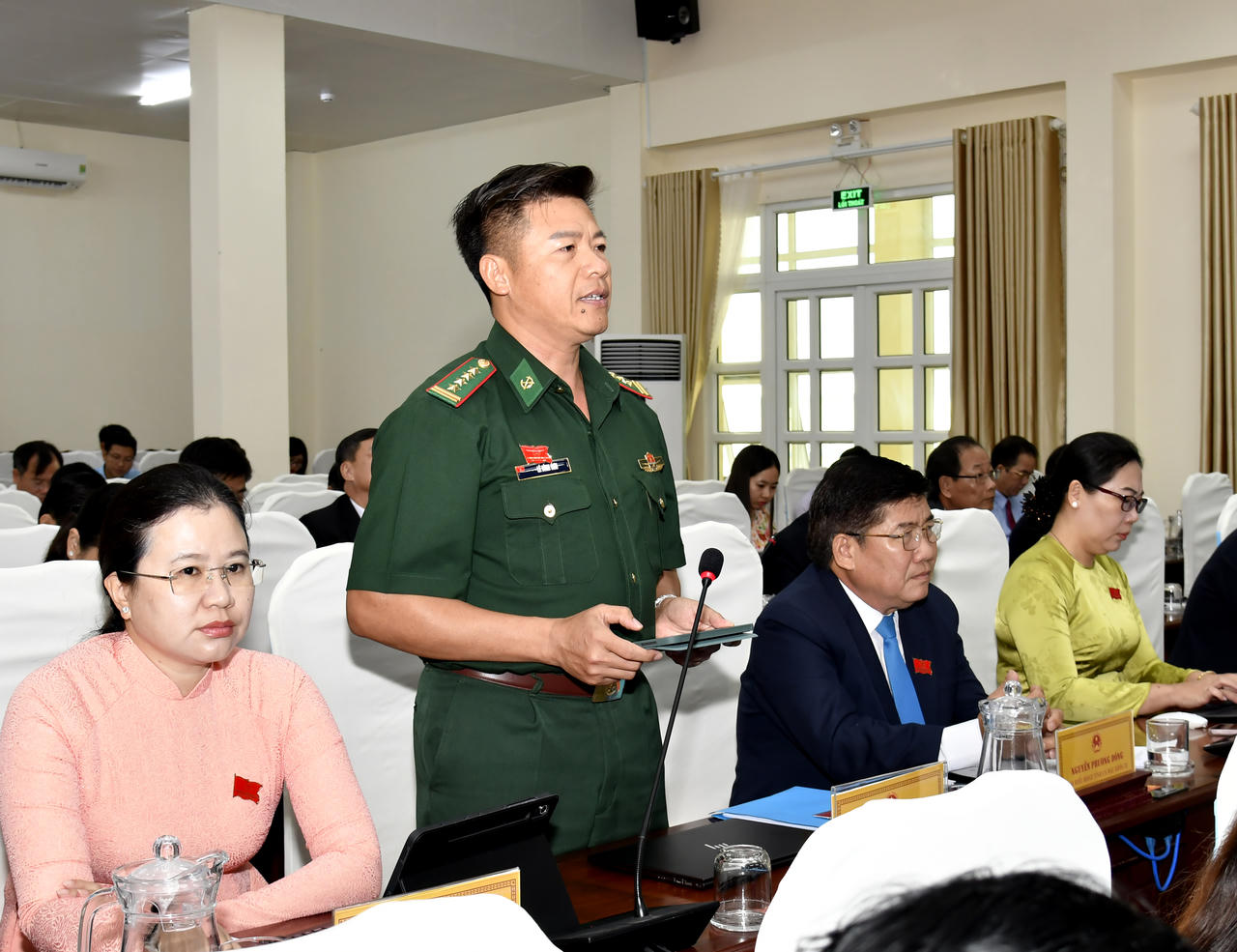 Đại tá Lê Đình Sơn – Phó Chỉ huy trưởng, Tham mưu trưởng Ban Chỉ huy BĐBP tỉnh Cà Mau (đại biểu HĐND tỉnh), thông tin kết quả trong công tác chống khai thác hải sản bất hợp pháp (IUU) 6 tháng đầu năm 2026 tại thảo luận Kỳ họp thứ 4, HĐND tỉnh Cà Mau khóa XI.