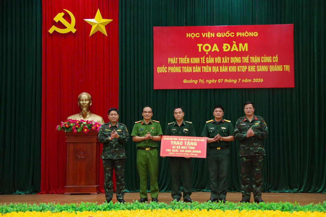 Học viện Quốc phòng tri ân Anh hùng liệt sĩ, tặng quà trị giá hơn 400 triệu đồng tại Quảng Trị