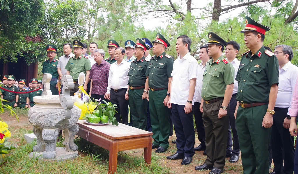 Đoàn công tác Học viện Quốc phòng dâng hương, dâng hoa Đại tướng Võ Nguyên Giáp và Phó Giáo sư Đặng Bích Hà tại Vũng Chùa - Đảo Yến.