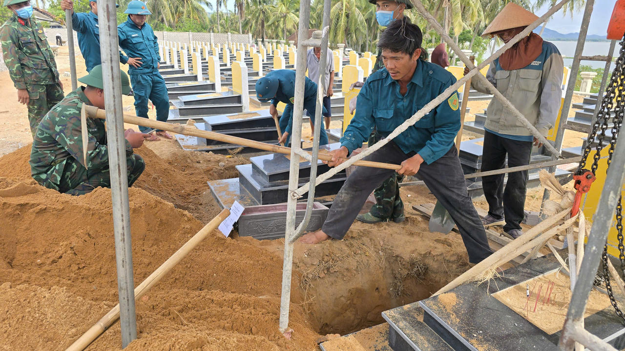 Lực lượng chức năng tổ chức lấy mẫu hài cốt liệt sĩ tại Nghĩa trang Liệt sĩ Mỹ Thắng, xã Phù Mỹ Đông, tỉnh Gia Lai. (Ảnh: HQ)