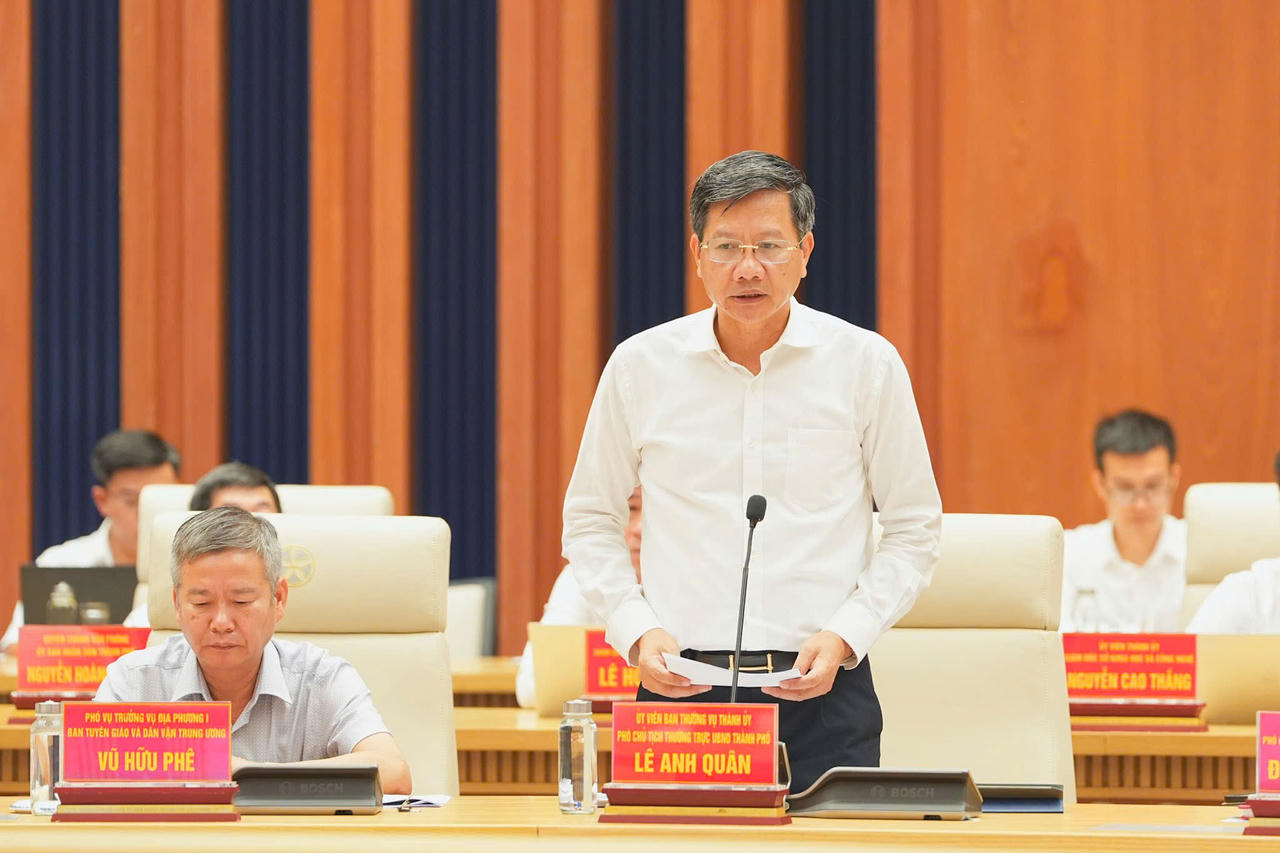 Phó Chủ tịch Thường trực UBND TP Lê Anh Quân báo cáo tại Hội nghị.