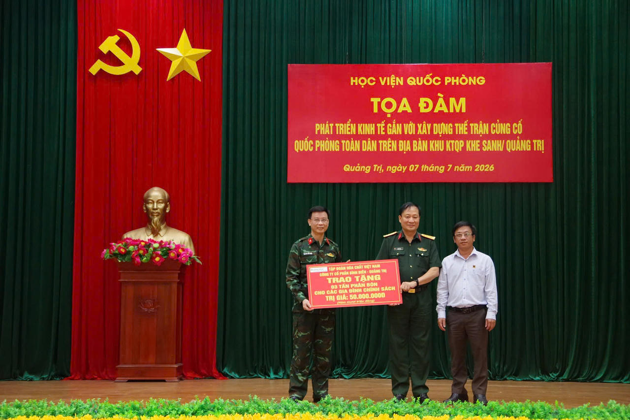 Học viện Quốc phòng tri ân Anh hùng liệt sĩ, tặng quà trị giá hơn 400 triệu đồng tại Quảng Trị
