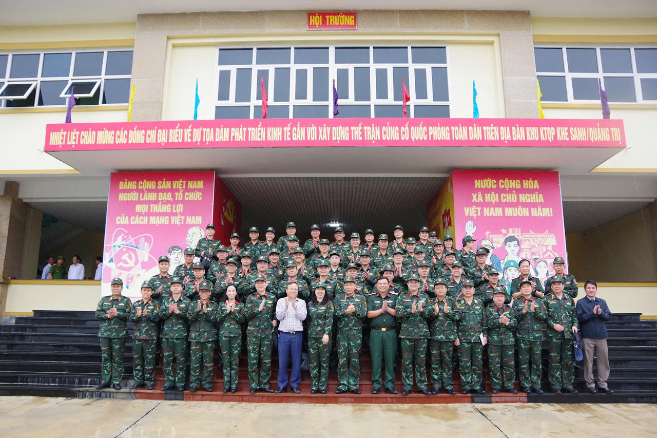 Đoàn công tác Học viện Quốc phòng chụp ảnh lưu niệm cùng các đại biểu.