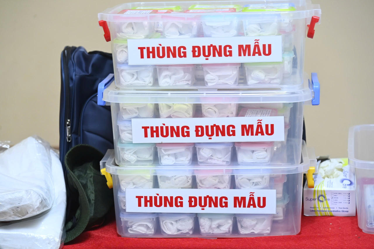 Các mẫu sinh phẩm được phân loại, niêm phong và bố trí ngăn nắp theo đúng quy trình kỹ thuật (Ảnh: Văn Đông).